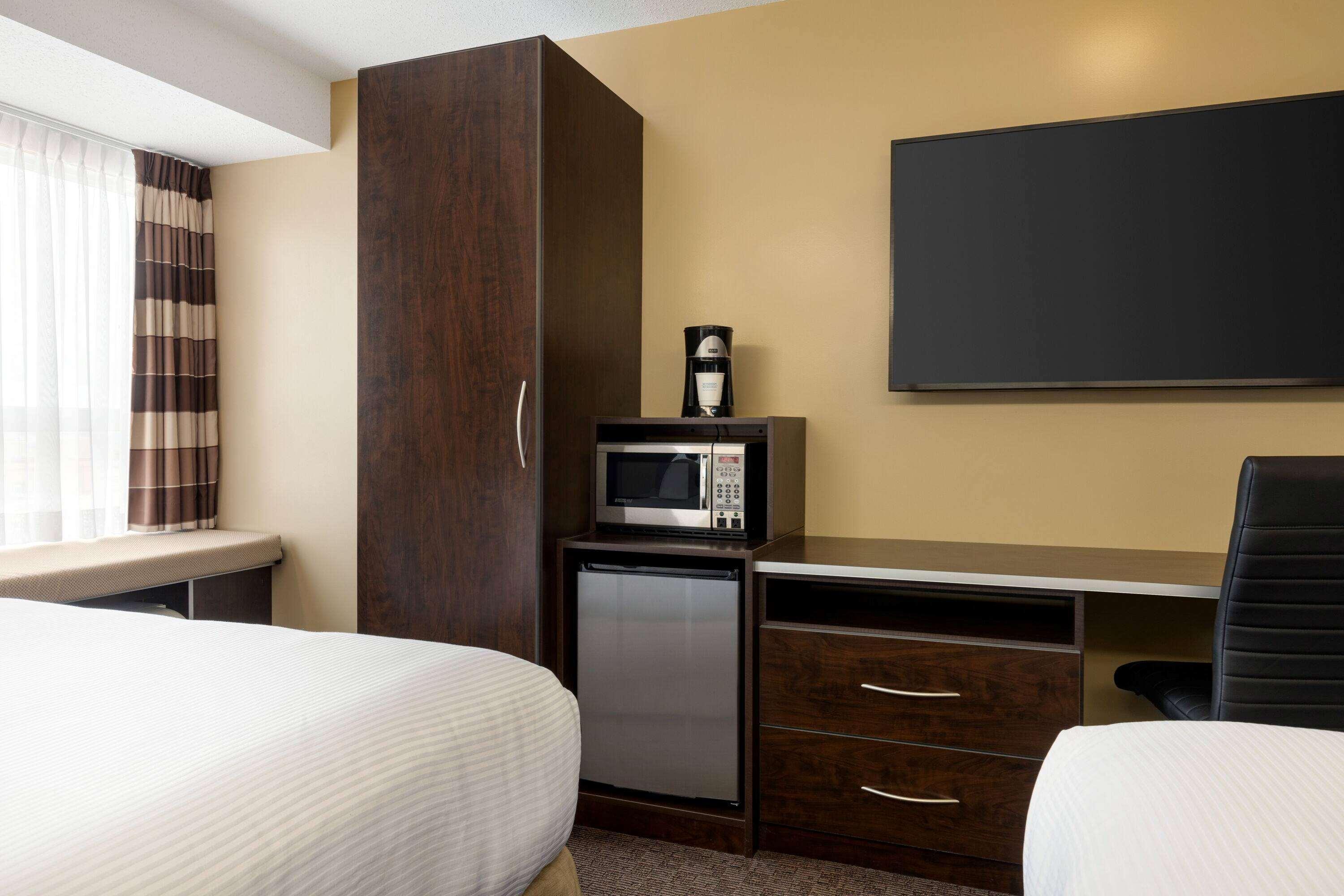 Microtel Inn & Suites By Wyndham Estevan Extérieur photo