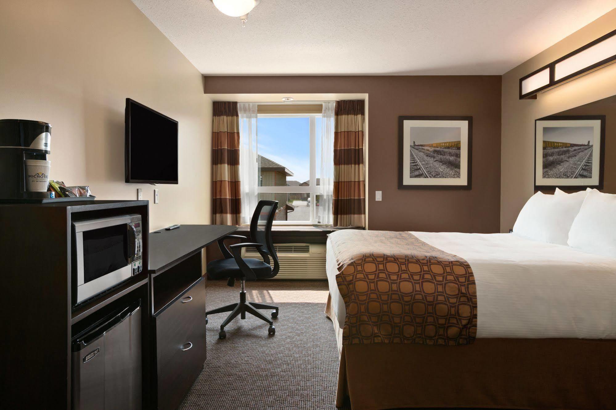 Microtel Inn & Suites By Wyndham Estevan Extérieur photo